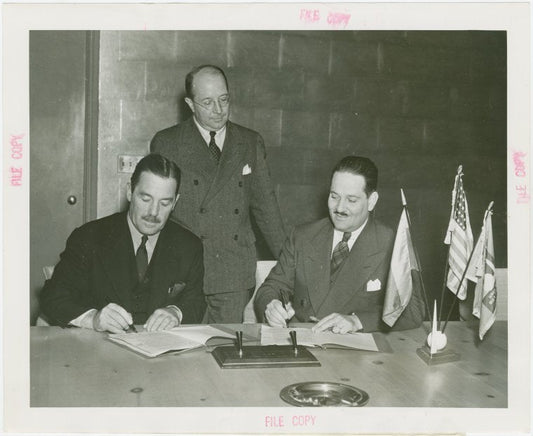 Venezuela Participation - Grover Whalen and Ernesto López (Commissioner General) signing contracts