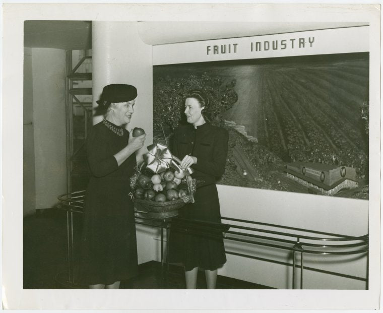 Washington (State) Participation - Women at exhibit with Washington apples