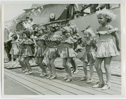 Children's World - Girls dancing