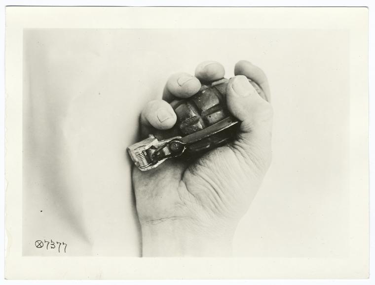 Hand grenade : correct position of thumb when throwing; thrower's firing lever will not be thrown over when grenade leaves hand. Loaded with []an powder and explodes 5 secs after it leaves hand (4-8-1918).