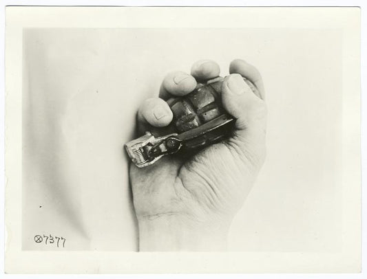 Hand grenade : correct position of thumb when throwing; thrower's firing lever will not be thrown over when grenade leaves hand. Loaded with []an powder and explodes 5 secs after it leaves hand (4-8-1918).