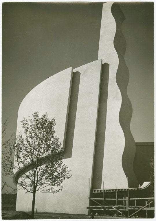 General Motors - Building - Scaffolding on curved wall