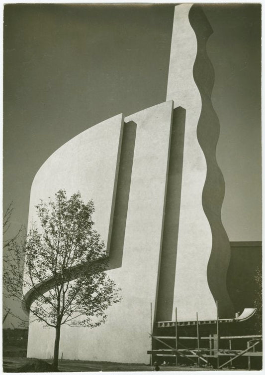 General Motors - Building - Scaffolding on curved wall