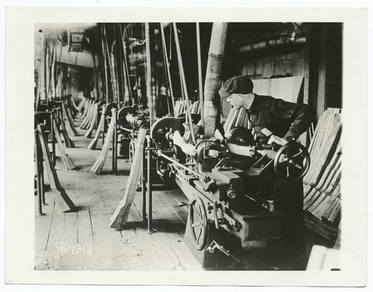 Turning lathe on rifle stocks, Midvale Steel & Ordnance Co., Eddystone, Pa.